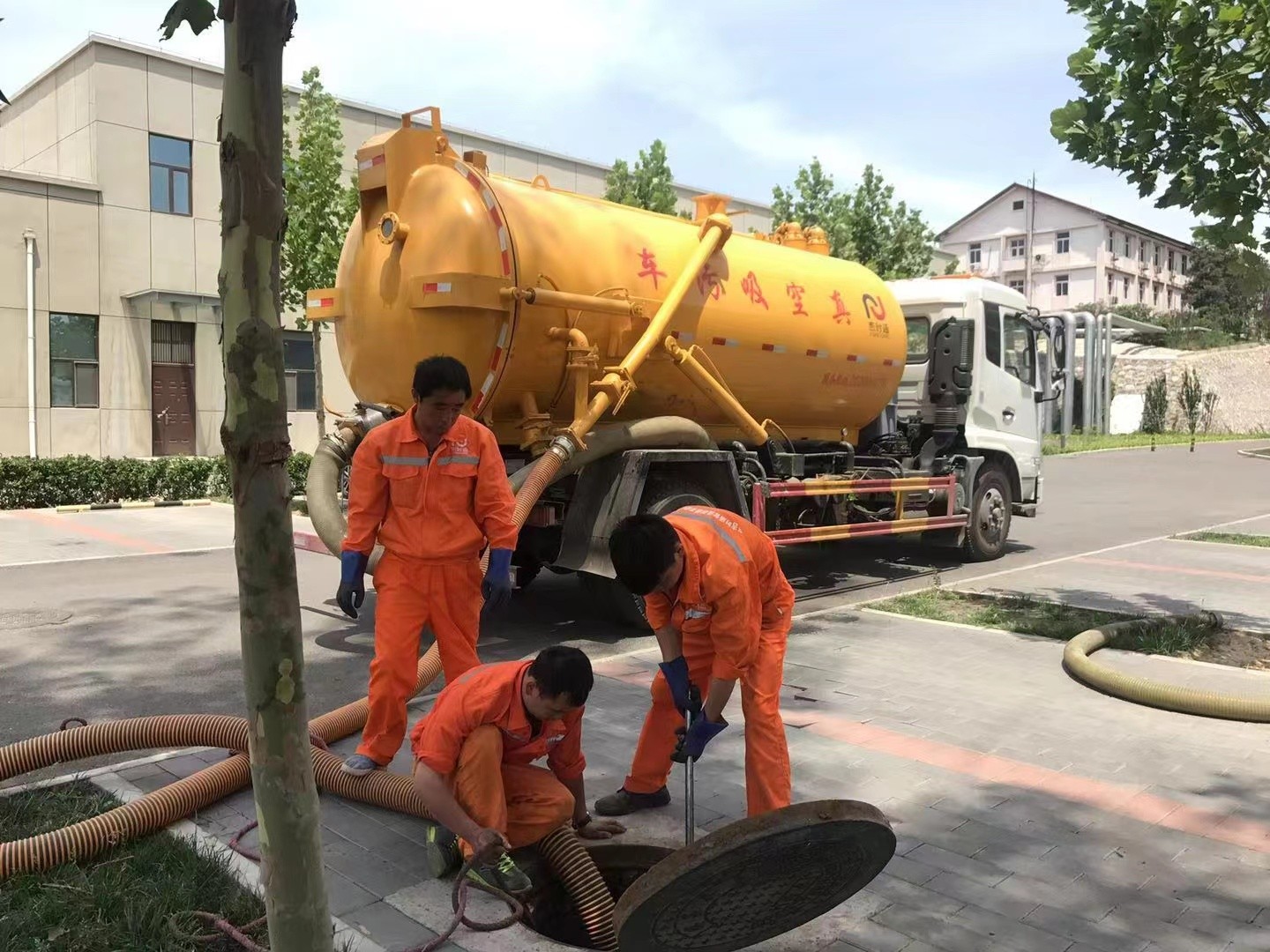 定兴化粪池清理与5-8吨吸粪车施工效率分析